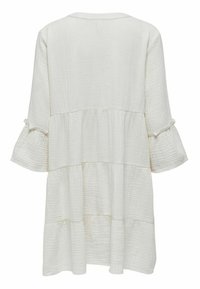 Weißes, gestuftes Kleid mit drei Viertel langen Glockenärmeln, aus strukturiertem Stoff und mit einem einfachen runden Ausschnitt. Keine sichtbaren Verschlüsse.