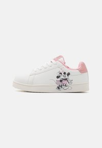Vita sneakers med rosa detaljer, snörningsdesign, med en tryckt grafik av Mickey och Minnie Mouse på sidan. Slät yta och platt sula.