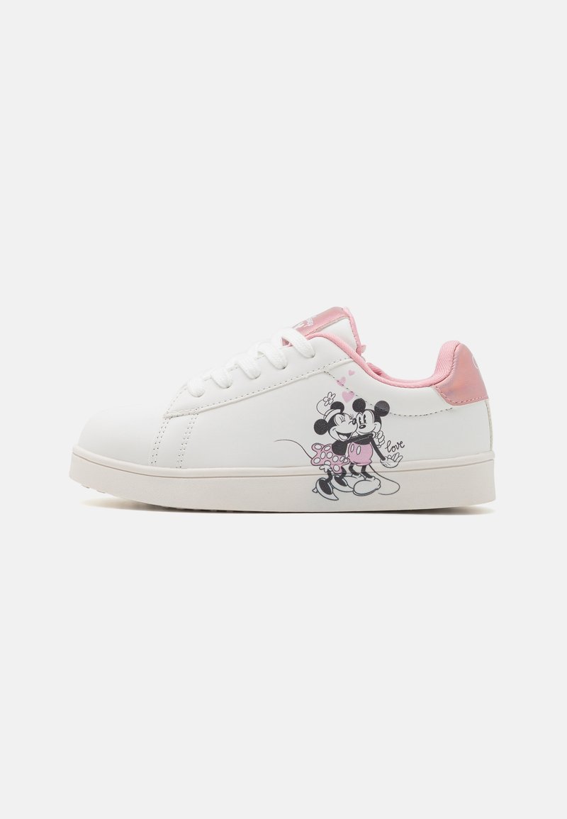 Vita sneakers med rosa detaljer, snörningsdesign, med en tryckt grafik av Mickey och Minnie Mouse på sidan. Slät yta och platt sula.