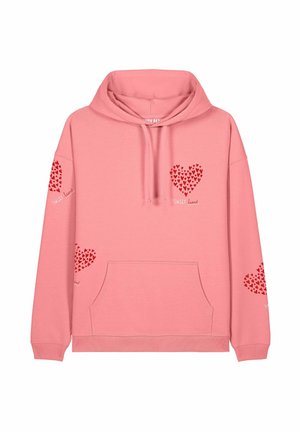 Haut à capuche rose en matériau doux, avec des motifs de cœurs rouges sur les manches et la poitrine, doté d'une poche avant et d'un cordon de serrage.