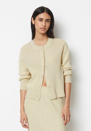 Strickjacke in hellbeige mit strukturiertem Muster, rundem Ausschnitt und Knopfverschluss. Die Bündchen und der Saum sind ribbelig und sorgen für einen figurbetonten Look.