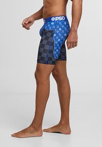 Pantaloni scurți de compresie cu un design în carouri albastre și negre, cu potrivire ajustabilă și talie cu logo. Materialul este elastic și aderent.