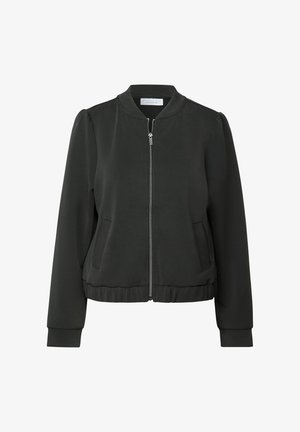 Chaqueta bomber verde oscura fabricada en tela suave, que cuenta con un cierre frontal, bolsillos laterales y puños y dobladillo acanalados para un ajuste ceñido.