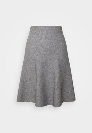 Szara, wełniana spódnica długości do kolan o kroju w kształcie litery A z małym okrągłym metalowym logo w pobliżu pasa na białym tle.