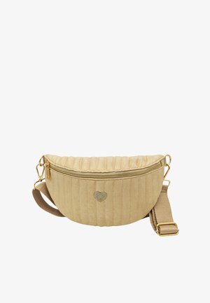 Sac banane matelassé beige avec fermeture éclair dorée, sangle beige réglable, et petit cœur brodé au centre avant.