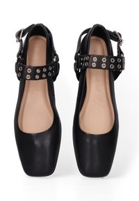 Zwarte leren balletschoenen met een vierkante neus, voorzien van een brede band versierd met zilveren oogjes en een verstelbare gesp.