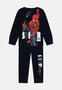 Marineblauw pyjama set bestaande uit een lange mouw top met een Spider-Man graphic en vetgedrukte letters; bijpassende broek met Spider-Man print op het been.