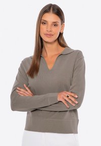 Helles graues Langarmpullover mit V-Ausschnitt und Knopfkragen. Verfügt über einen strukturierten Stoff und dezente Nähtedetails.