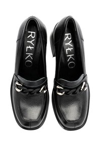 Czarne skórzane mokasyny o kwadratowym nosku, z błyszczącym wykończeniem, plecionym łańcuszkiem jako akcentem oraz niskim obcasem w kształcie bloku. Logo widoczne w środku.