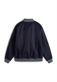 Marineblaue Bomberjacke aus glattem, glänzendem Stoff; gerippter Kragen und Bündchen in hellgrau; lockere Passform; keine sichtbaren Reißverschlüsse oder Taschen.