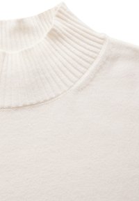 Witte trui met hoge nek en geribbelde kraag, gemaakt van een zachte, textuurstof die warm en comfortabel oogt.