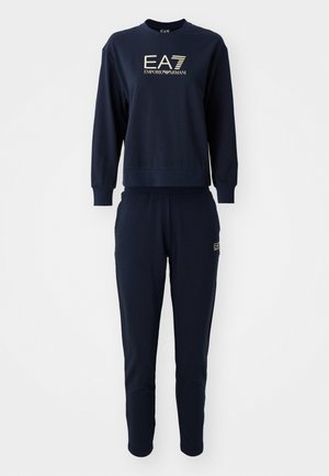 Marineblauwe katoenen sweatshirt en bijpassende joggers met geribde manchetten en tailleband. Gouden EA7-logo prominent weergegeven aan de voorkant.