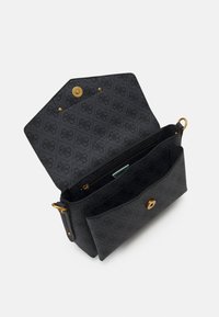 Borsa a tracolla in pelle nera con motivo, forma rettangolare, dettagli dorati, tasca con cerniera e chiusura con bottone a pressione. Interno con scomparti multipli.