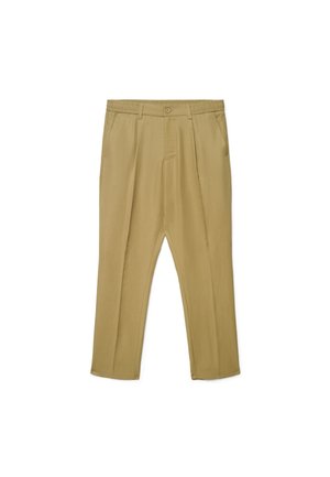 Khakifarbene Herrenhose mit Gürtelschlaufen, vorderen Abnähern, Seitentaschen und einem mit Knopf verschlossenen Bund vor weißem Hintergrund.