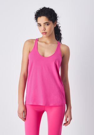 Top deportivo de color rosa brillante con escote redondeado y tirantes finos. Textura suave, diseño ajustado, combinado con leggings rosas a juego.