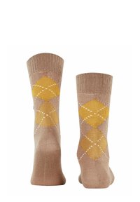 Beige Socken mit ribbeliger Textur, die ein gelb-braunes Argyle-Muster zeigen. Weiches Strickmaterial, knöchellange Ausführung und verstärkter Zehenbereich.