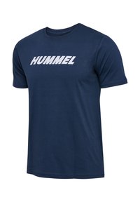Mørkeblå T-shirt med korte ærmer, hvidt "HUMMEL"-logo trykt over brystet, rund halsudskæring og normal pasform.