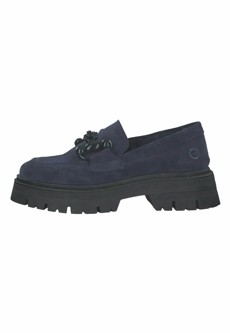 Mocassin en daim bleu foncé avec semelle en caoutchouc noire épaisse et détail décoratif de chaîne noire sur le dessus.