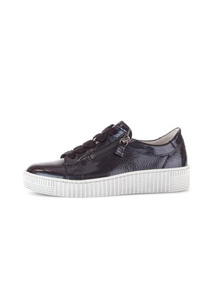 Schwarze Lackledersneaker mit weißer Plateausohle, dicken schwarzen Schnürsenkeln und seitlichem Reißverschluss auf weißem Hintergrund.