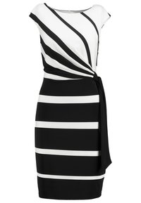 Abito bianco e nero con strisce diagonali e orizzontali, tessuto morbido, maniche a cappuccio e un accento legato in vita.