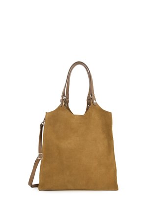 Sac fourre-tout en daim tan avec une surface lisse, des poignées doubles et une bandoulière ajustable. Présente un design minimaliste et un accès ouvert par le dessus.