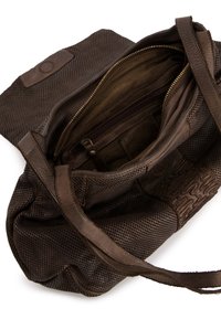 Bruine leren tas met een gaasexterieur, uitgerust met een bovenste ritssluiting, binnenzakken en een textuurpatroon aan één kant.