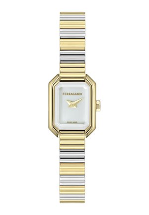 To-farvet rektangulært Ferragamo armbåndsur i guld og sølv med hvid urskive, gyldne visere og Swiss Made-mærkning.
