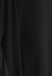 Tissu noir à texture lisse et mate avec un drapé subtil ; présente un design simple sans motifs ni ornements.