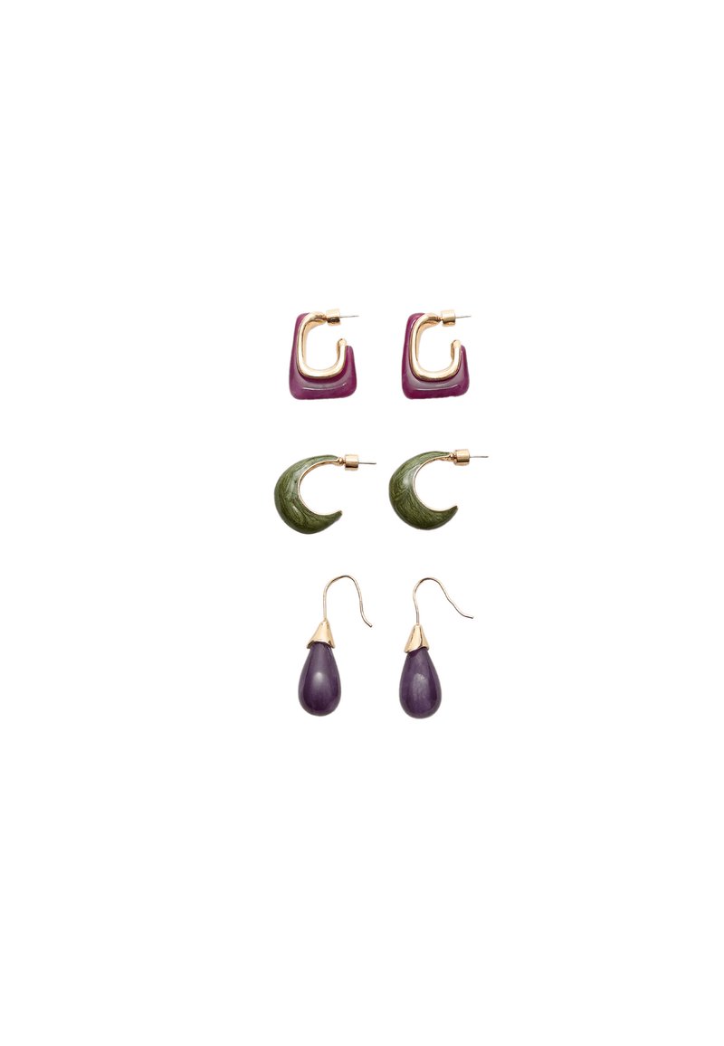 Set di tre paia di orecchini: design quadrato viola, mezzaluna verde e goccia viola, con accenti in oro e finiture lucide.