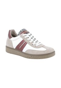 Sneaker a basso profilo con suede bianco e beige, strisce laterali color bordeaux, lacci bianchi e suola marrone maculata, con linguetta a stampa leopardata.