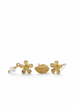 Trei cercei mici de aur cu știft: doi în formă de flori texturate și unul în formă de buze, aranjați pe un fundal alb.