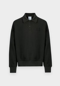 Czarna bluza polo z mieszanki bawełny, posiada kołnierzyk, dwuguzikową listwę, ściągacze przy mankietach oraz wytłaczane logo na piersi.