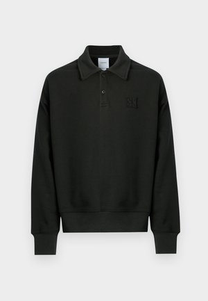 Felpa polo nera in misto cotone, con colletto, patta con due bottoni, polsini a costine e logo in rilievo sul petto.