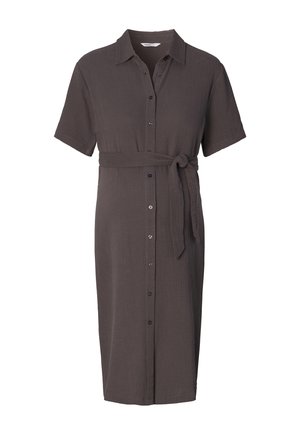 Bruine, korte mouw, jurk met knopen en ceintuur, gemaakt van gestructureerde stof; kniehoog, met een kraag en donkere knopen.