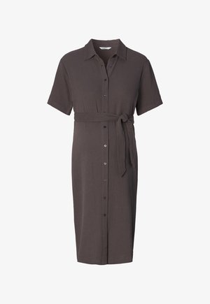 Braunes, kurzärmeliges, knöpfbares Kleid mit Taillengürtel aus strukturiertem Stoff; knielang, mit Kragen und dunklen Knöpfen.