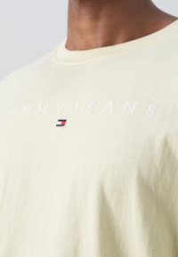 Tommy Jeans LINEAR LOGO TEE  - Printtipaita - lemon zest