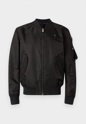 Must bomberjakk esist lukuga ees, kahe klapiga taskuga, vasakul varrukal lukuga tasku ning soonikvarrukate ja -ääristega.