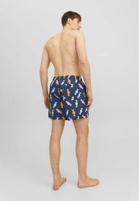Shorts da bagno da uomo in blu navy con un motivo colorato di caramelle. Vita elastica con cordino. Tessuto leggero, lunghezza fino a metà coscia.