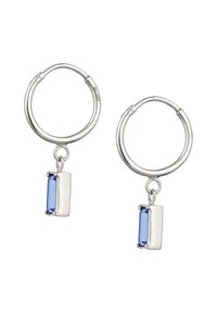 Sølv hoops øreringe hver med en rektangulær blå ædelsten pendant hængende fra en lille løkke.