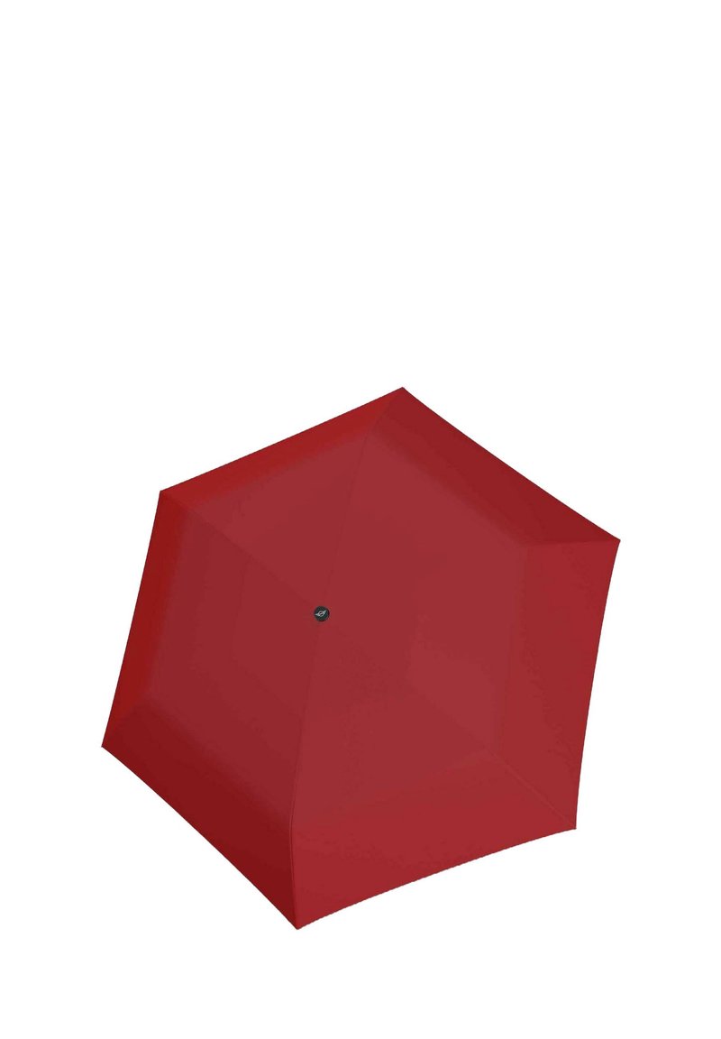 Ombrello esagonale rosso con superficie in tessuto liscio, pulsante centrale unico e una struttura a nervi curvati. Nessun motivo o accento visibile.