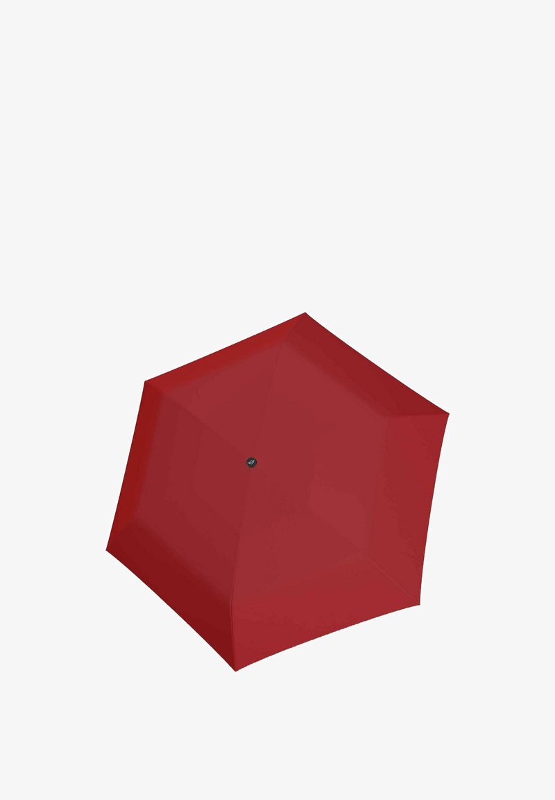 Rode hexagonale paraplu met een gladde stoffen oppervlakte, enkele centrale knop en een gebogen ribstructuur. Geen zichtbare patronen of accenten.