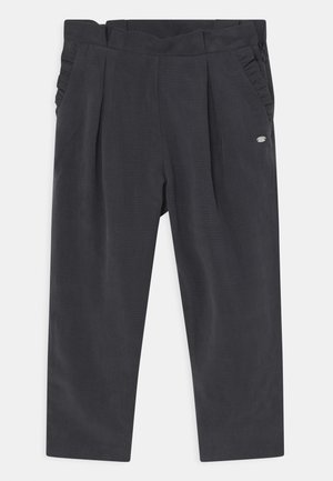 Donkere grijze, op maat gemaakte broek met voorplooien, zijzakken, elastische gedeelten in de tailleband en een klein metalen logo op het rechterzakgebied.