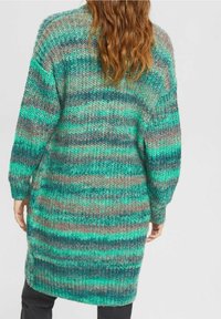 Sweter robiony na drutach w zielone, turkusowe i szare paski. Długie rękawy, luźny krój i średniej długości fason. Teksturowana przędza tworzy wizualną głębię.