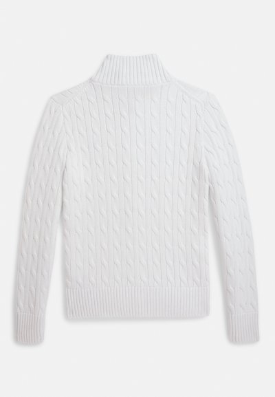 Biely sveter s golierom rolákom, pletený káblovým vzorom, s dlhými rukávmi a rebrovanými manžetami a lemom, položený na rovnom bielom pozadí.