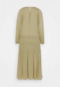 Lång, khaki klänning med samlad midja, långa ärmar och en nyckelhålsknäppning baktill. Slät textur med en utsvängd kjol.