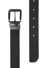 Zwarte leren riem met een stevige metalen gesp. Gladde textuur, platte vorm en verschillende gaatjes voor aanpassing. Merkennaam in het leer gedrukt.