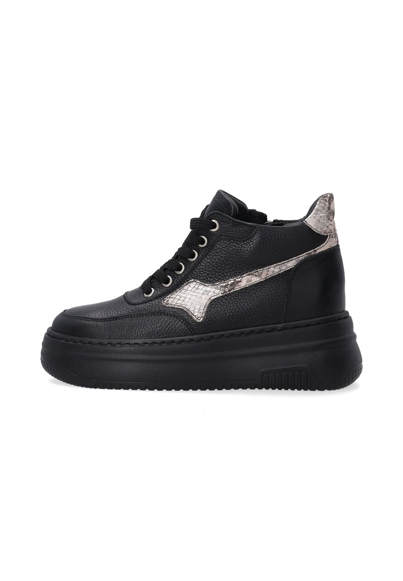 Schwarze Leder-Hochtop-Sneaker mit strukturierter Oberfläche, ausgestattet mit einem metallischen Schlangenhautakzent, runder Spitze, dickem Plateau und Metallösen.