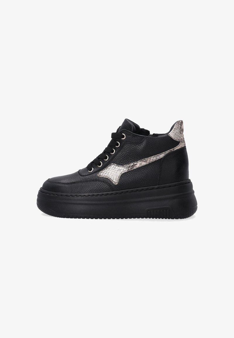Schwarze Leder-Hochtop-Sneaker mit strukturierter Oberfläche, ausgestattet mit einem metallischen Schlangenhautakzent, runder Spitze, dickem Plateau und Metallösen.