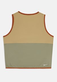 Tana i maslinasto zelena majica bez rukava s okruglim izrezom, kontrastnim rubom u crveno-smešnoj boji i malim bijelim Nike logo na rubu.