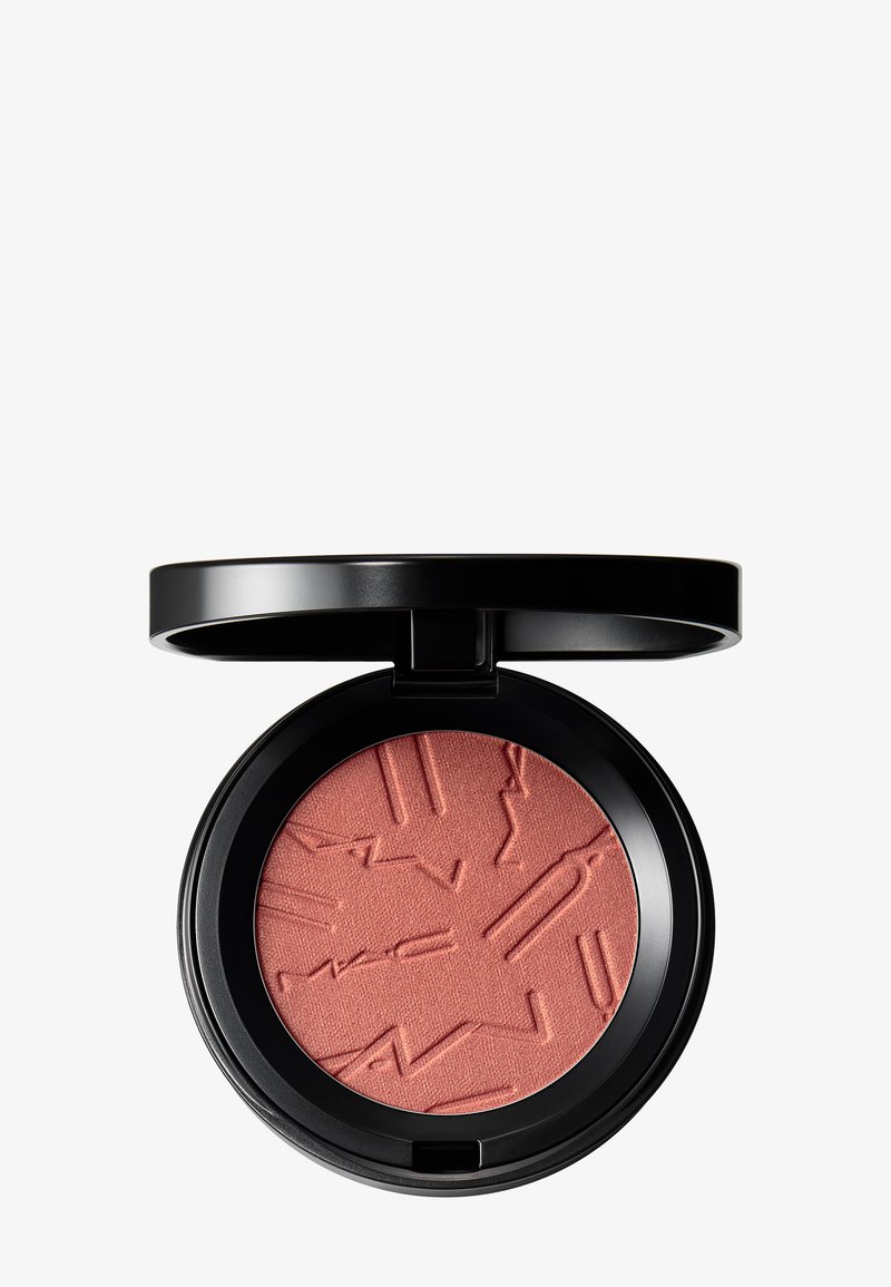 Poudre compacte ronde noire avec blush poudre pêche-rose embossé de motifs abstraits d'éclair et du logo MAC.